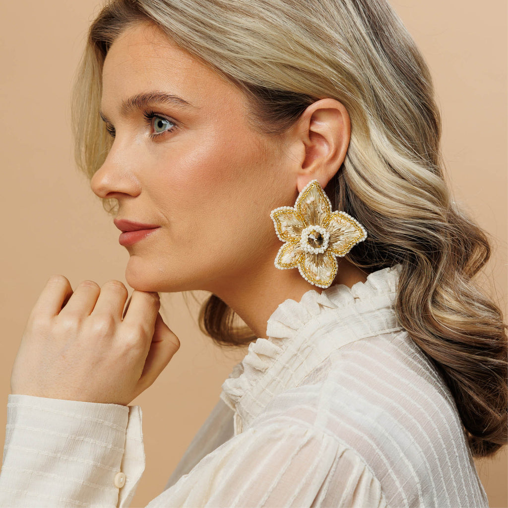 Paradise Earrings - Beige Gold - Model - Paulie Pocket