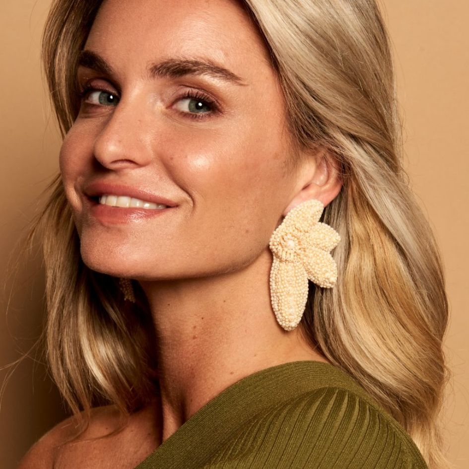 Bloom Earrings - Beige - Model1 - Paulie Pocket