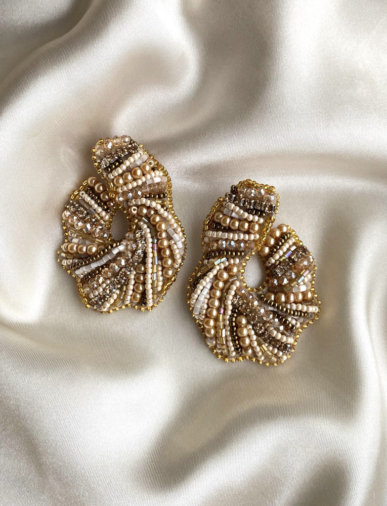 Glamorous Curl Earrings Gold - Neutrals Collection by Bo Wilkes - Oorbellen collectie Bo Wilkes.jpg