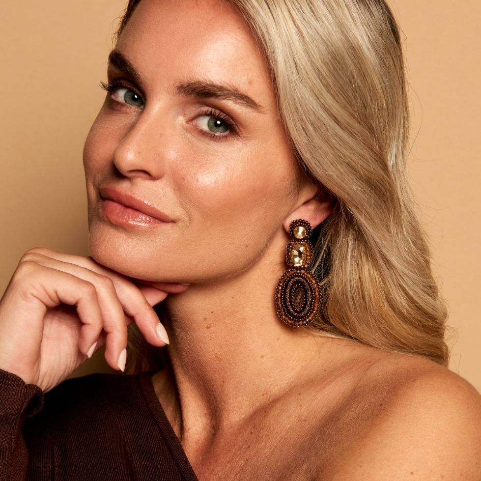 Ivy Stone Earrings - Brown Gold - Model - Paulie Pocket
