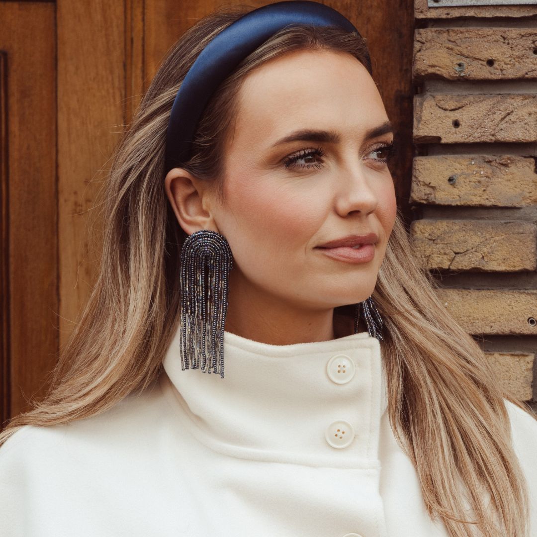 Jenny Ohrringe – Blaugrau, handgemachte Statement-Ohrringe von Paulie Pocket (Bild 3)
