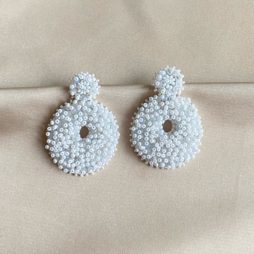 Small Round Beads Earrings - White - Satin - Paulie Pocket