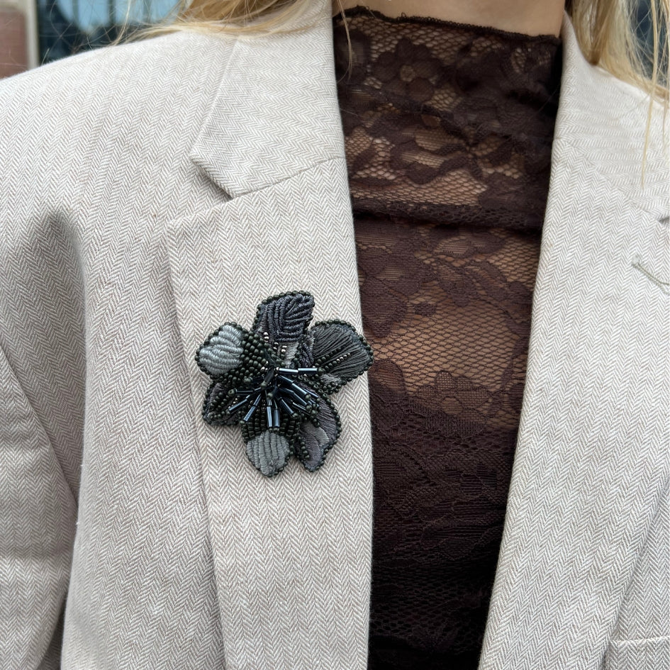 Brooch Blossom Grey