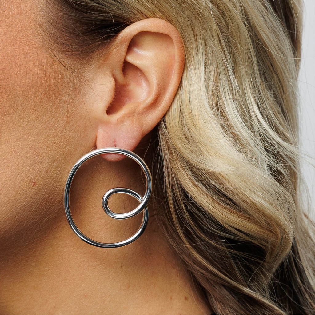 Curly Statement Earrings - Silver - Model2 - Paulie Pocket