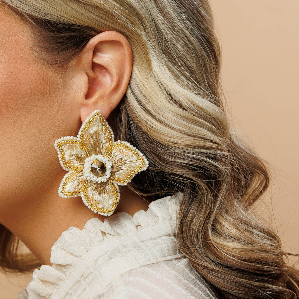 Paradise Earrings - Beige Gold - Model - Paulie Pocket