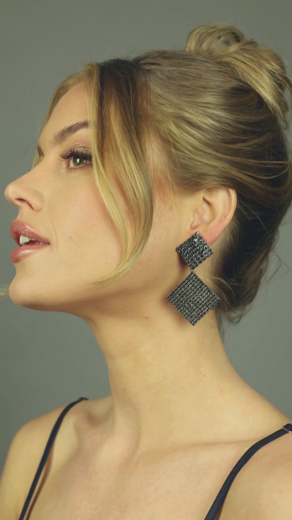 Double Square Strass Earrings - Dark Grey - Video - Paulie Pocket