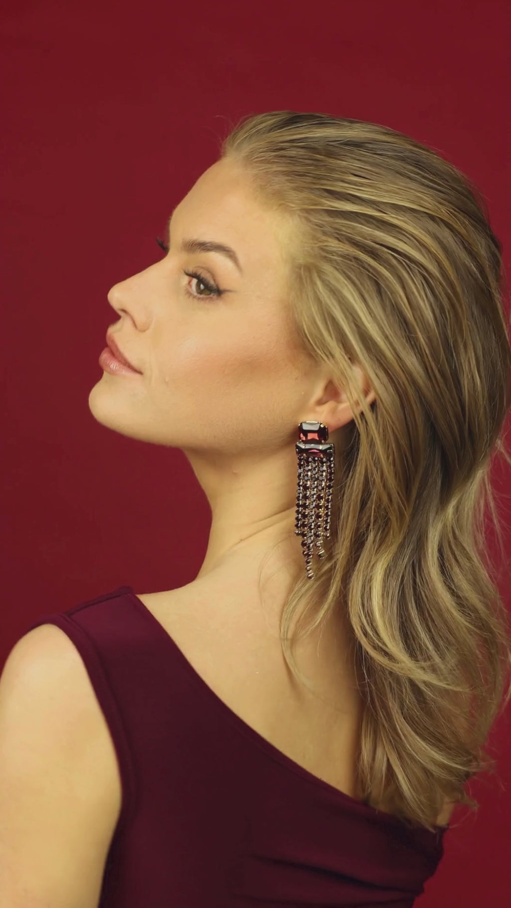 Elegant Strass Earrings - Burgundy - Video - Paulie Pocket