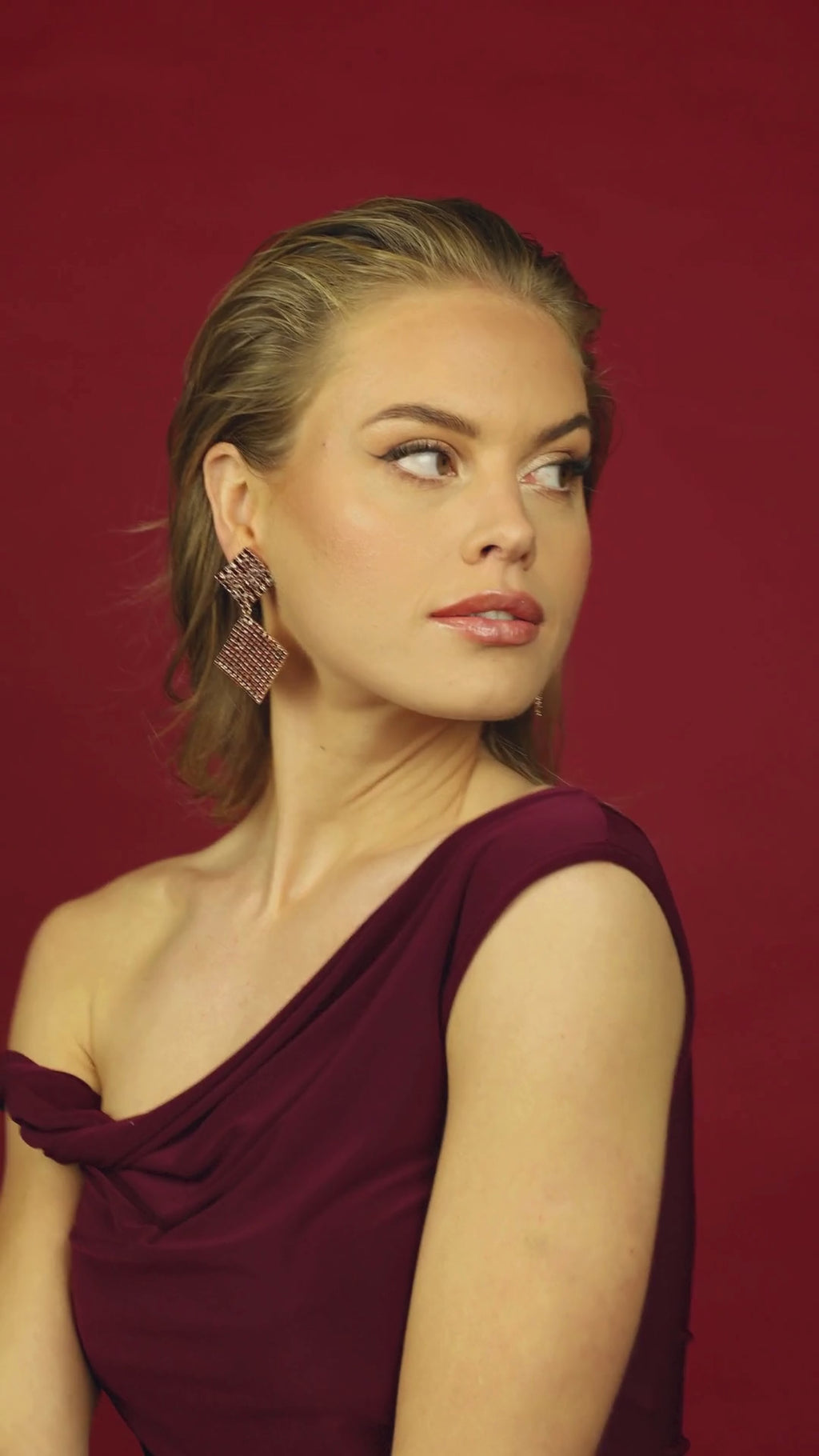 Double Square Strass Earrings - Burgundy - Video - Paulie Pocket