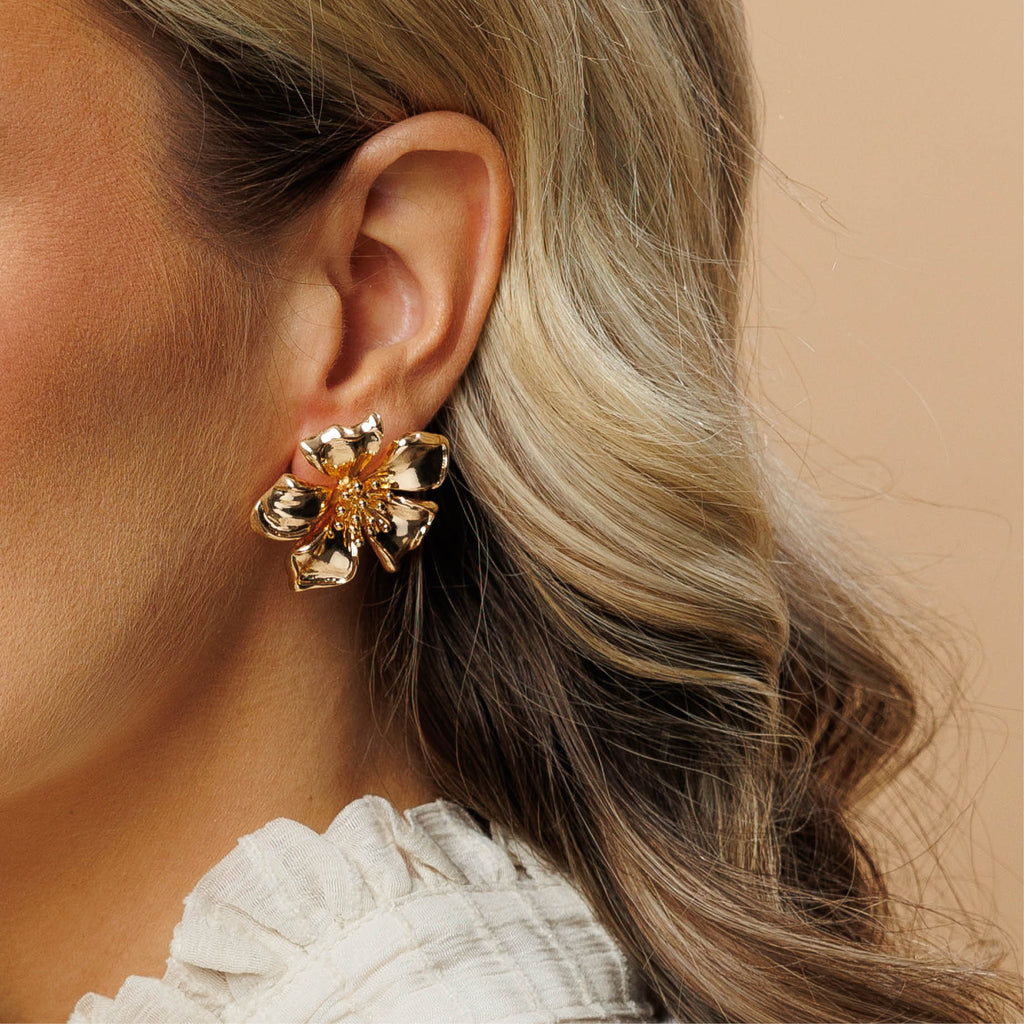 Stud Flower Earrings - Model - Paulie Pocket2