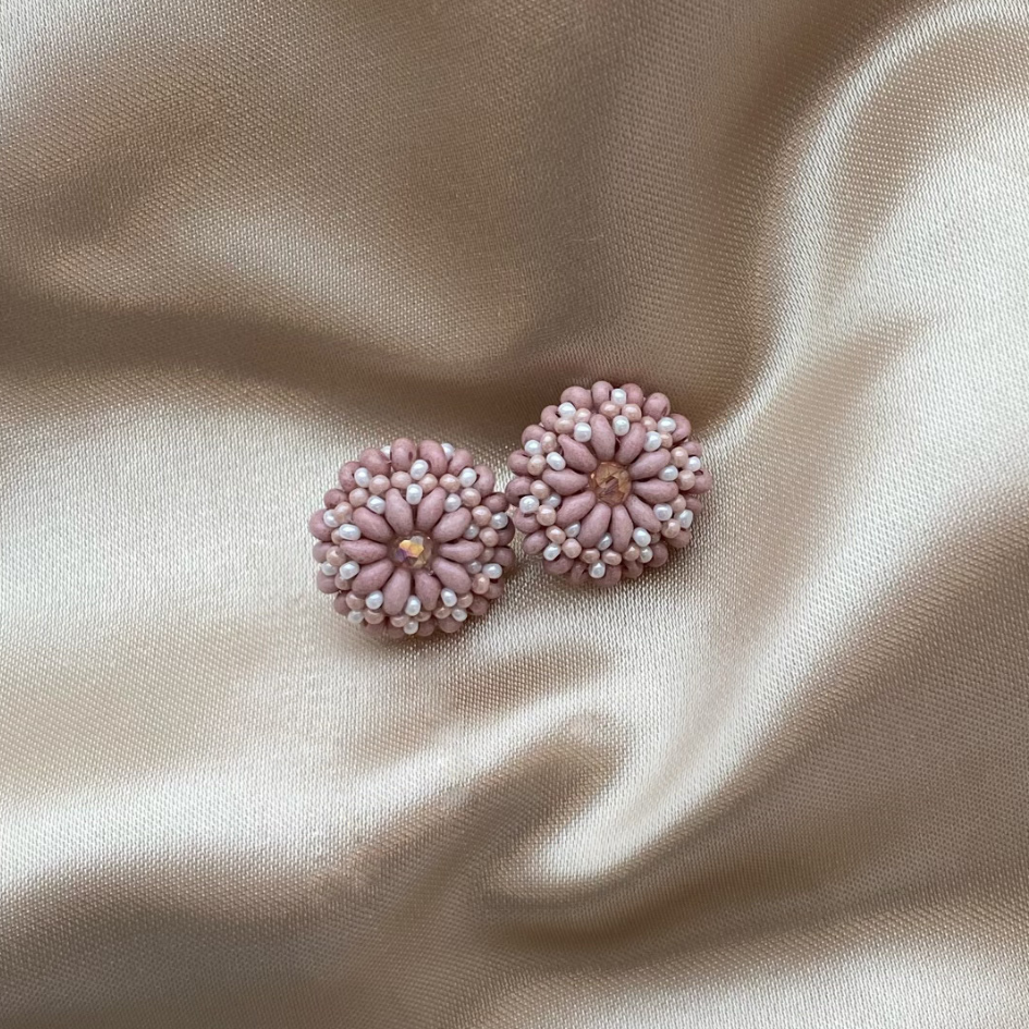 Tiny Flower Earrings - Old Pink - Satin - Paulie pocket